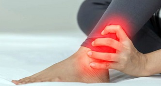 Una persona que sufre una tendinitis en el tobillo