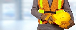 Una persona con un casco de construcción, uno de los trabajos que más afecta a la salud de los trabajadores