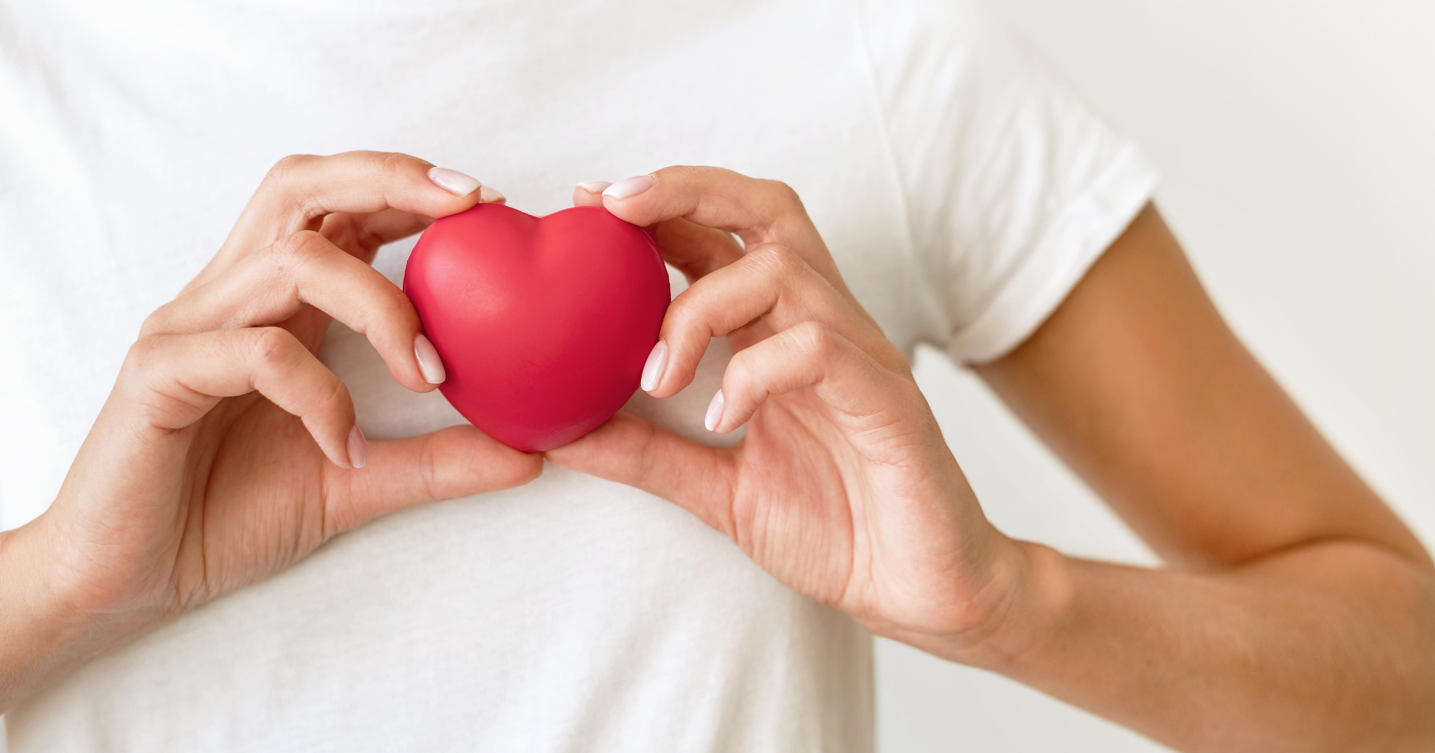 hombre sujetando un corazón