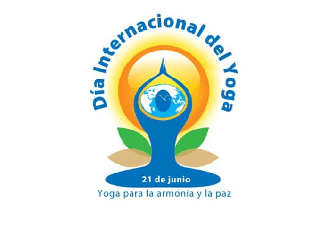 Una figura en una postura yoga y un texto que dice día internacional del yoga