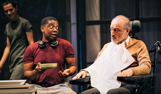 protagonistas de la obra Intocables en escena