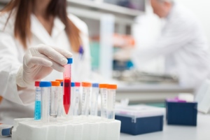 investigadora en laboratorio
