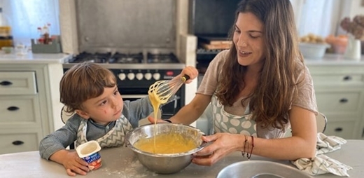 iván y su familia realizando las actividades de Down Madrid propuestas para el confinamiento