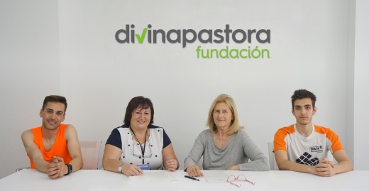 momento del convenio con responsables asociación y jóvenes con TDAH
