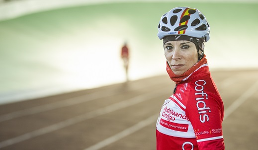 Kuki ante la pista de ciclismo