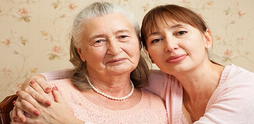 Una hija abraza a su madre de edad avanzada Latinoamérica