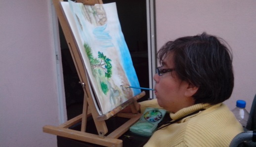 Lety Estrella pintando