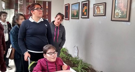 Lety Estrella visitando una de sus exposiciones de pintura