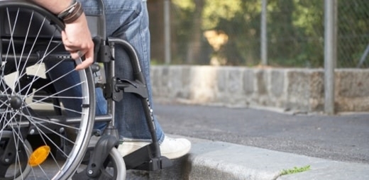 Persona en silla de ruedas. Tramitación de la reforma de la Ley de Propiedad Horizontal
