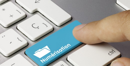 persona pulsando tecla azul en teclado donde pone numerisation, número, liquidez