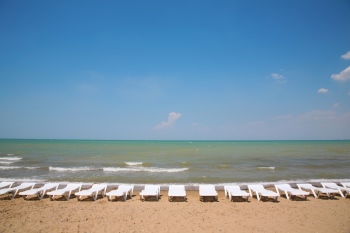 playa con hamacas que se puede buscar en localizador de playas