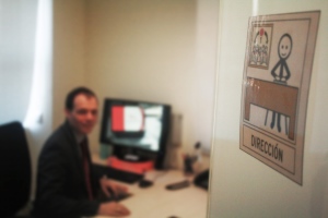 Pictograma de dirección en la puerta del despacho de Luis Pradillos