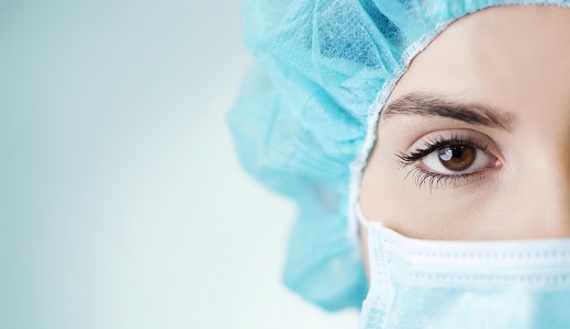 personal sanitario con gorro y mascarilla