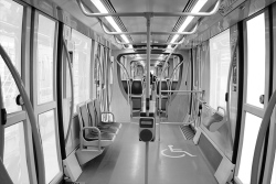 Interior vagón de metro ligero o tranvía de Madrid