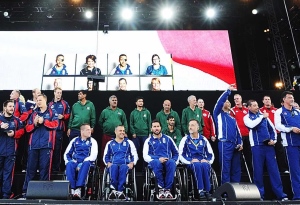deportistas en silla de ruedas y otros con otras discapacidad en el evento de presentación