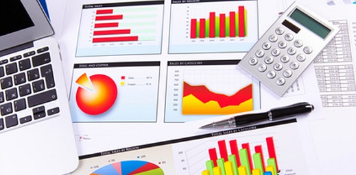 ordenador, gráficos y calculadora para emprender negocio