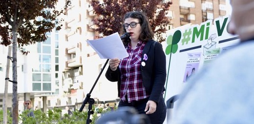 persona leyendo un documento con las 16 medidas para el nuevo gobierno