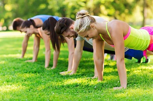 personas haciendo ejercicio en el jardín