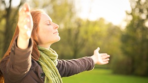 mujer respirando y tomando sol al aire libre que aporta en nutrición la vitamina d