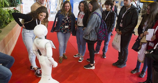 Robot Paca interactuando con asistentes al congreso