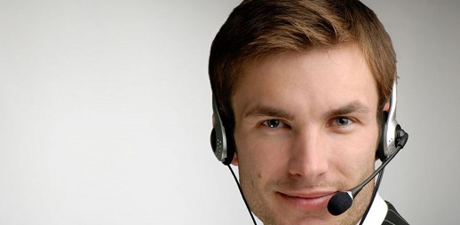 chico con auriculares en su trabajo, que debe regular volumen para evitar érdida de audición