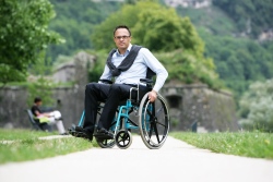 hombre en silla de ruedas en un camino