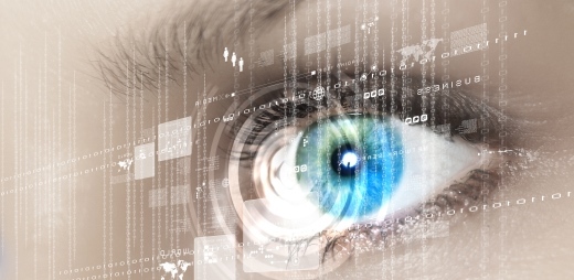 ojo delante de una pantalla transparente, personas con diabetes deben vigilar su salud visual