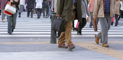 personas cruzando la calle, estar de pie mucho puede causar dolor de piernas
