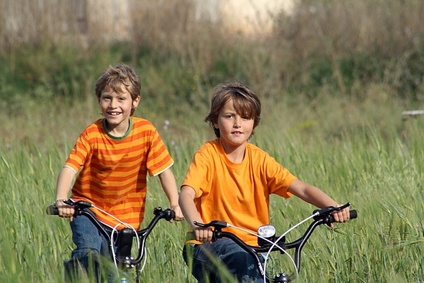 Recursos para una educación para todos, dos niños con bicicleta por el campo