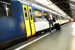 Una persona corriendo a coger un metro