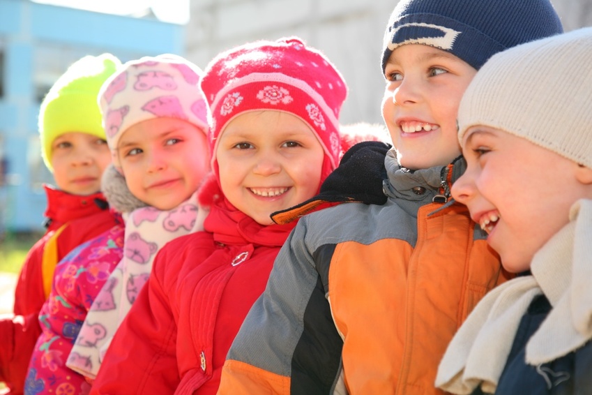 Cinco niños abrigados para el frío