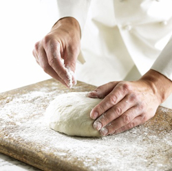 Una persona trabajando en euna panadería