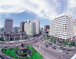 Calles con vehículos y edificios