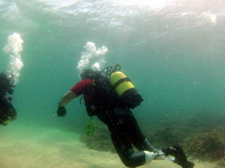 Actividades Subacuaticas. Persona practicando Buceo Adaptado