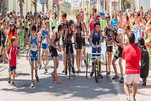 Grupo de jóvenes participantes en la carrera de bicicleta