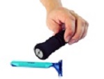 Ayudas caseras de higiene: Mango negro agarrado on una mano, debajo una maquinilla de afeitar