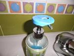 Ayudas caseras de higiene: Bote de jabón líquido con unpulsador adaptado más grande.
