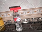 Ayudas caseras para comer: Taco de plastico, peado en el tapon de una botella.