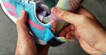 Ayudas caseras para la vida diaria: Zapato deportivo, con abertura trasera, que se ajusta mediannted velcro. Dento  del zapato hay metida una ferula.