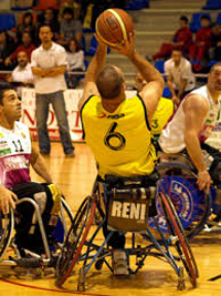 Un jugador de baloncesto en silla de ruedas