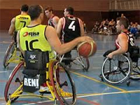 Jugadores preparados para jugar un partido de baloncesto en silla de ruedas