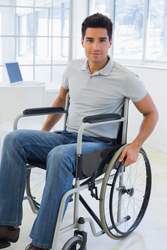 Accesibilidad urbana, un joven en silla de ruedas en una oficina