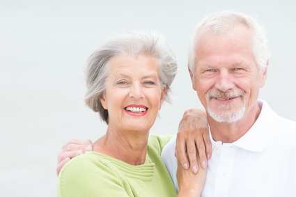 Pareja de mayores sonriendo