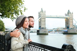 Pareja de viaje por París