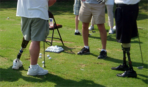 Jugadores de golf adaptado con una sola pierna o sin las dos