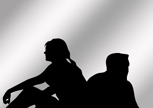Silueta de una pareja sentados de espaldas (Pixabay)