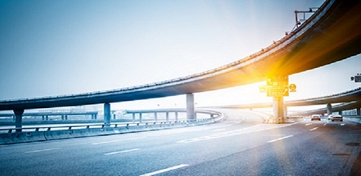 IVA Superreducido, carretera cirulando coches
