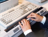 Un joven escribiendo en una línea braille