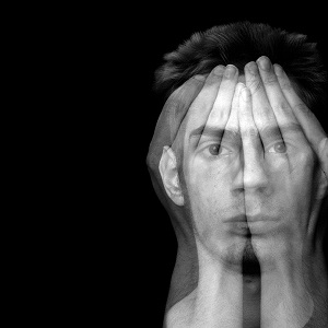 Un joven con una mano en 3D enfrente de su cara