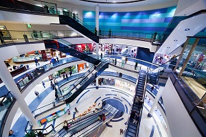 Real Decreto sobre Accesibilidad. Escaleras mecánicas en un centro comercial